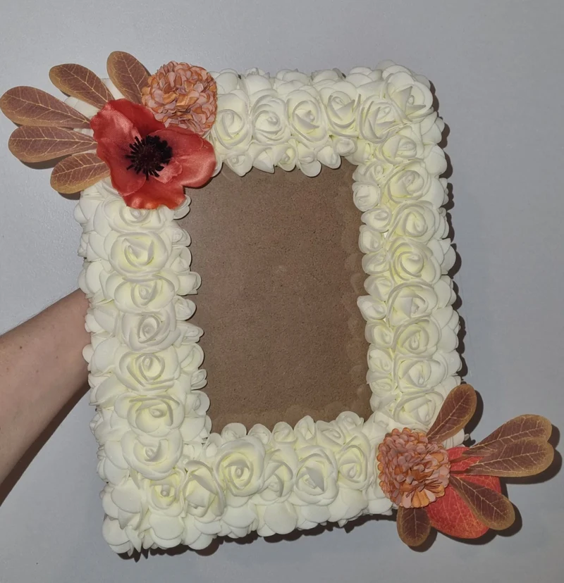 Cadre en fleurs artificielles