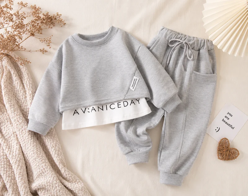 Ensemble deux pièces en molleton gris – Douceur & Confort pour fille – Automne-Hiver