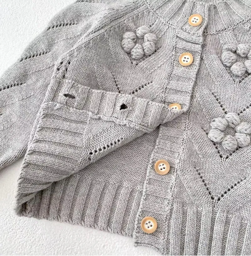 Cardigan Marguerite en tricot gris pour fille – Automne-Hiver