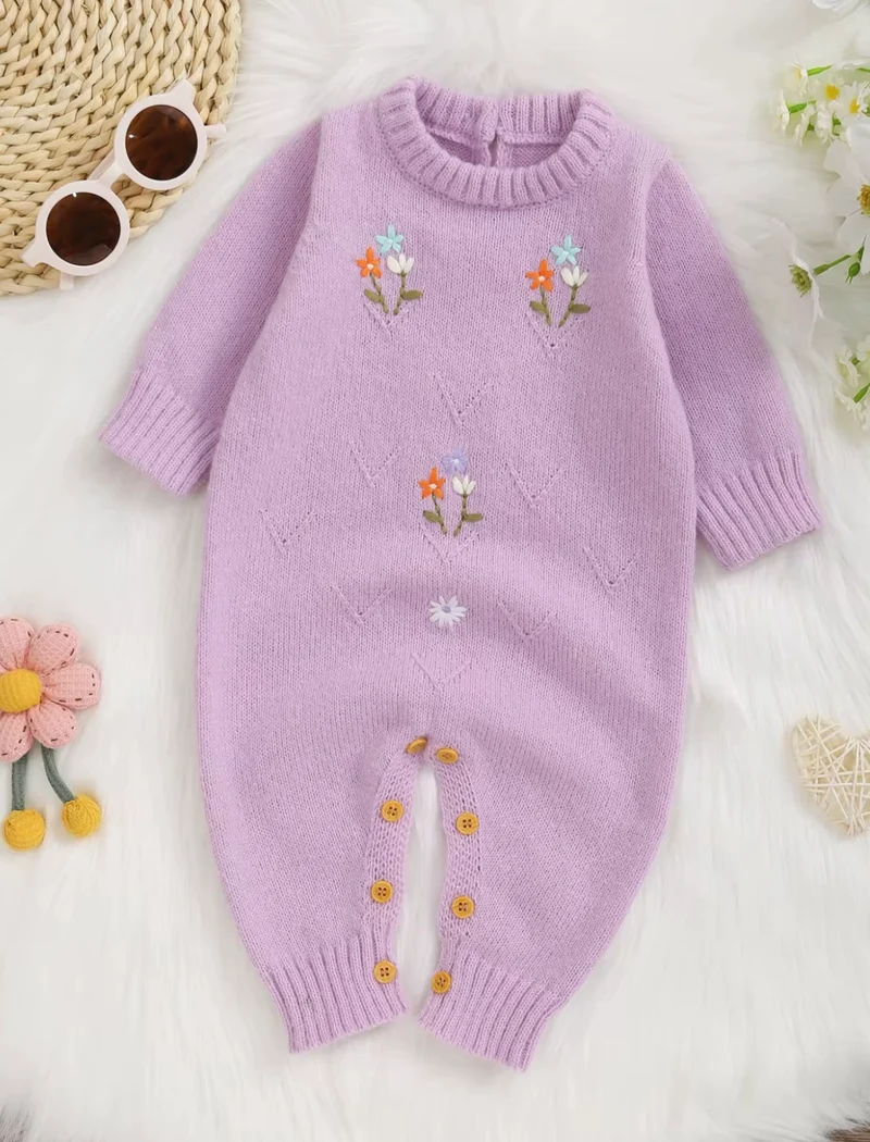 Combinaison bébé fille en tricot doux lilas brodée