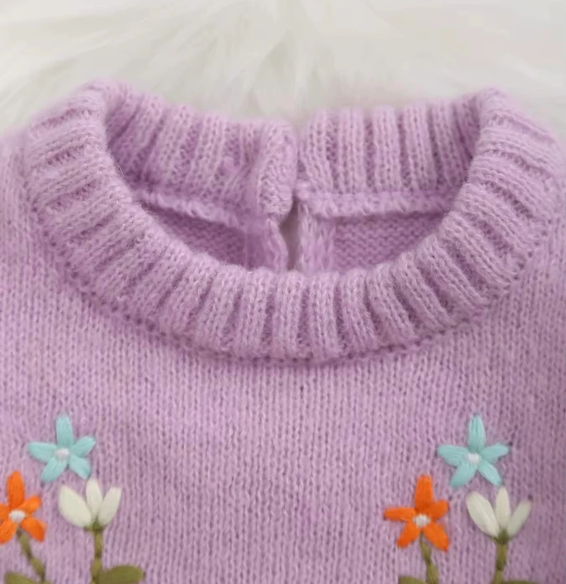 Combinaison bébé fille en tricot doux lilas brodée