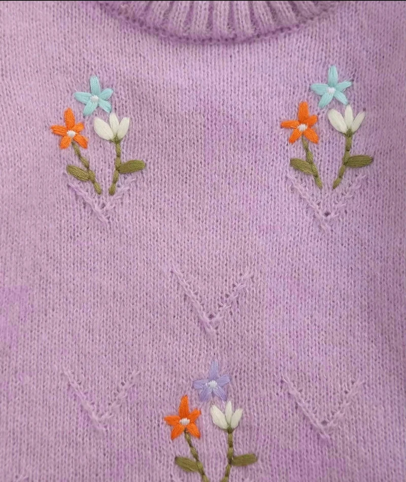 Combinaison bébé fille en tricot doux lilas brodée