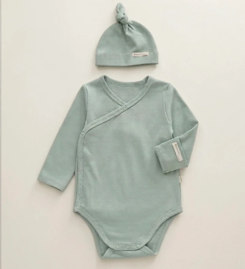 Grenouillère pour bébé avec bonnet en coton bio