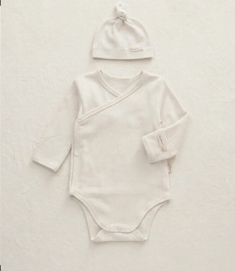 Grenouillère pour bébé avec bonnet en coton bio
