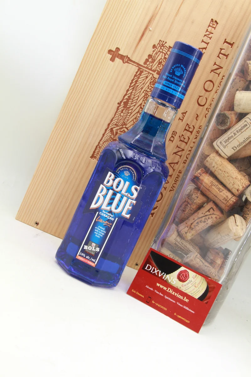 Bols Blue 24%. vielle bouteille des années 2000 bouteille de 50cl