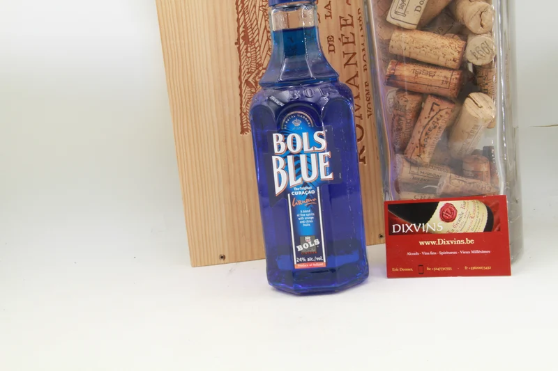 Bols Blue 24%. vielle bouteille des années 2000 bouteille de 50cl