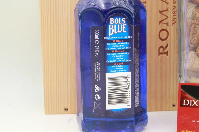 Bols Blue 24%. vielle bouteille des années 2000 bouteille de 50cl