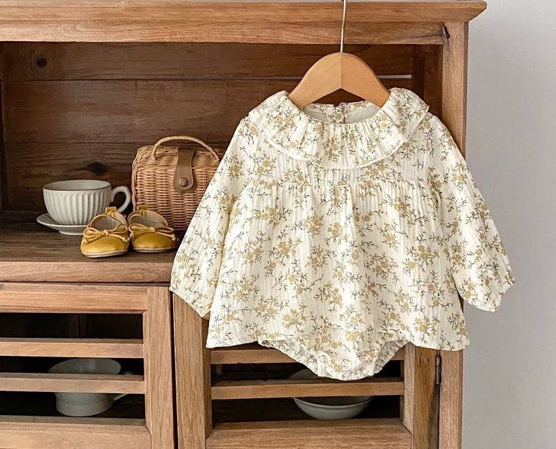 Barboteuse bébé fille à fleurs jaunes en coton doux