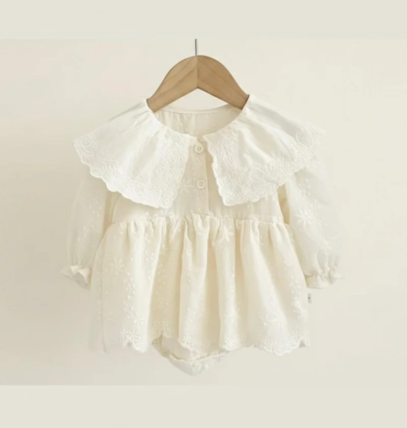 Barboteuse bébé fille en coton avec col en dentelle brodé – dernière pièce