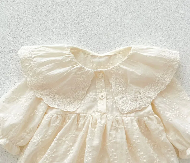 Barboteuse bébé fille en coton avec col en dentelle brodé – dernière pièce