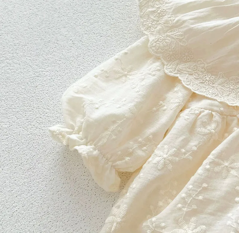 Barboteuse bébé fille en coton avec col en dentelle brodé – dernière pièce