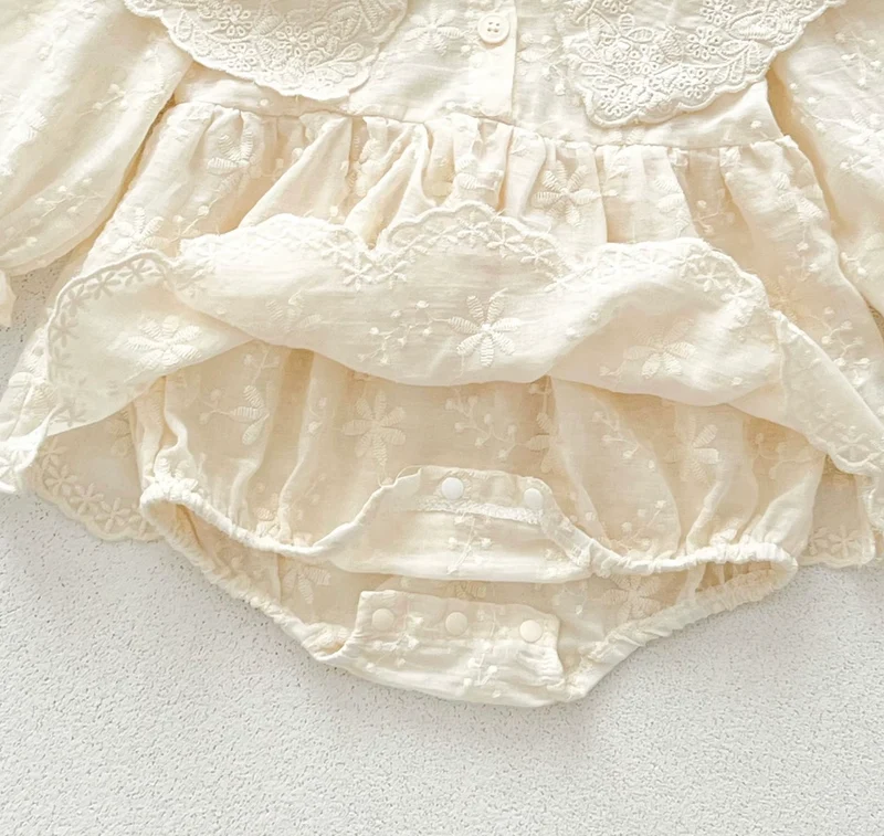 Barboteuse bébé fille en coton avec col en dentelle brodé – dernière pièce