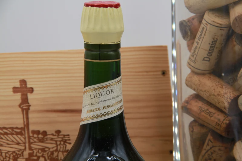 Bénédictine. ancienne bouteille