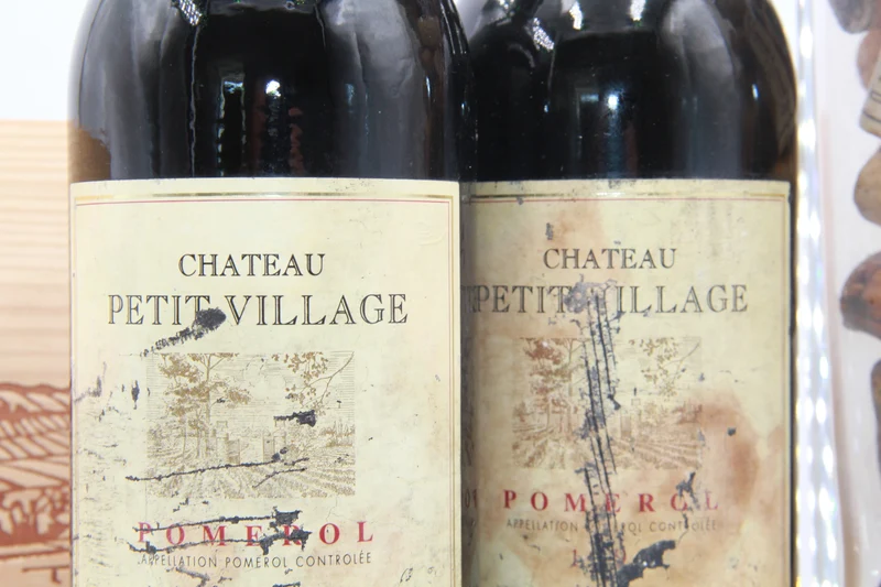 Chateaau Petit Village pomerol. 1993 lot 2 bouteilles