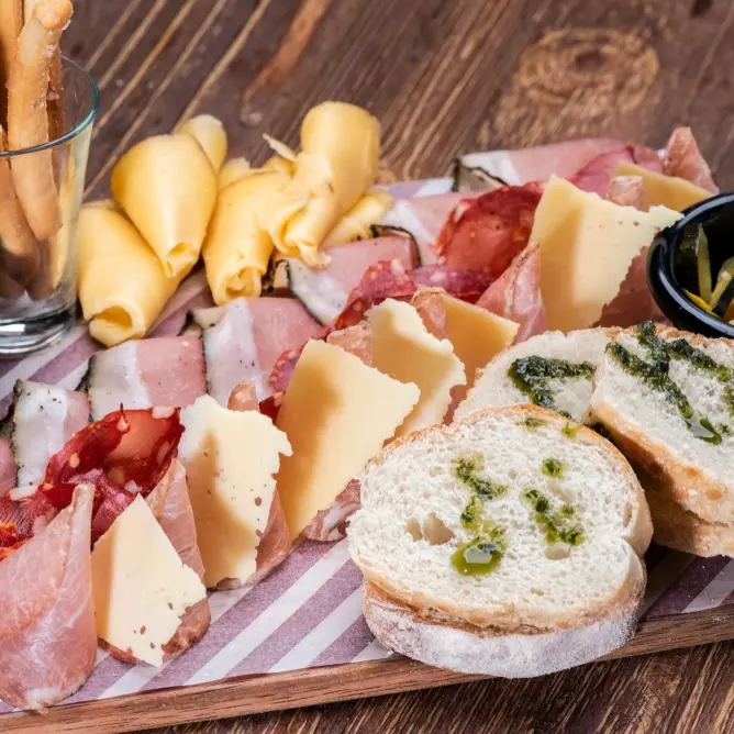 Dinner dans un panier - Plateau de charcuterie, fromage et Macarons