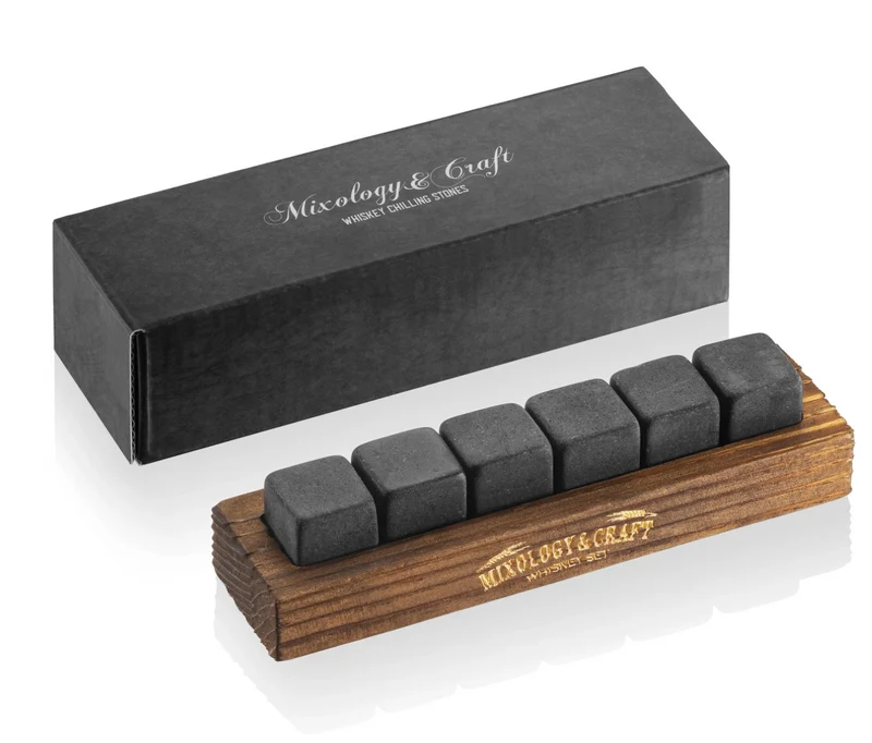 Whisky Rocks Chilling Stones dans un plateau en bois élégant